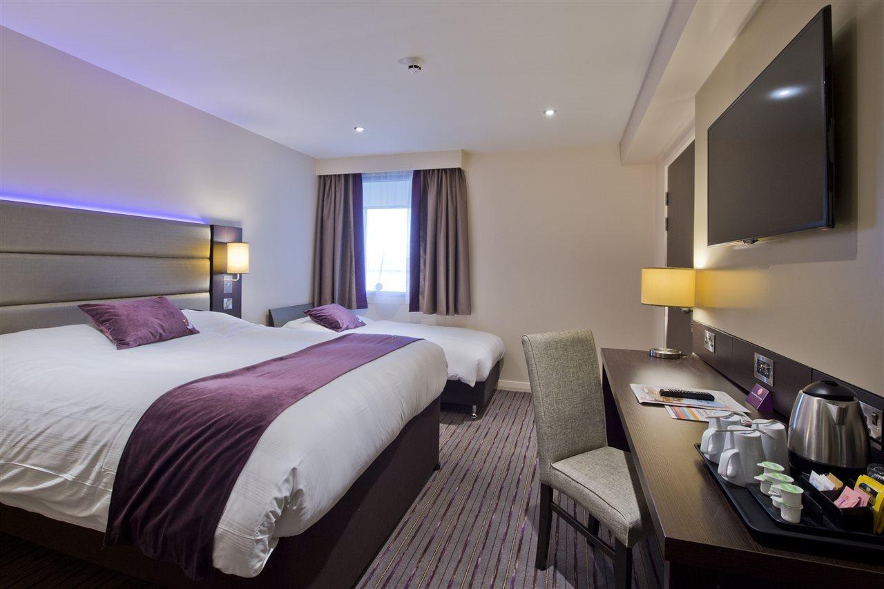 Premier Inn London Chiswick エクステリア 写真