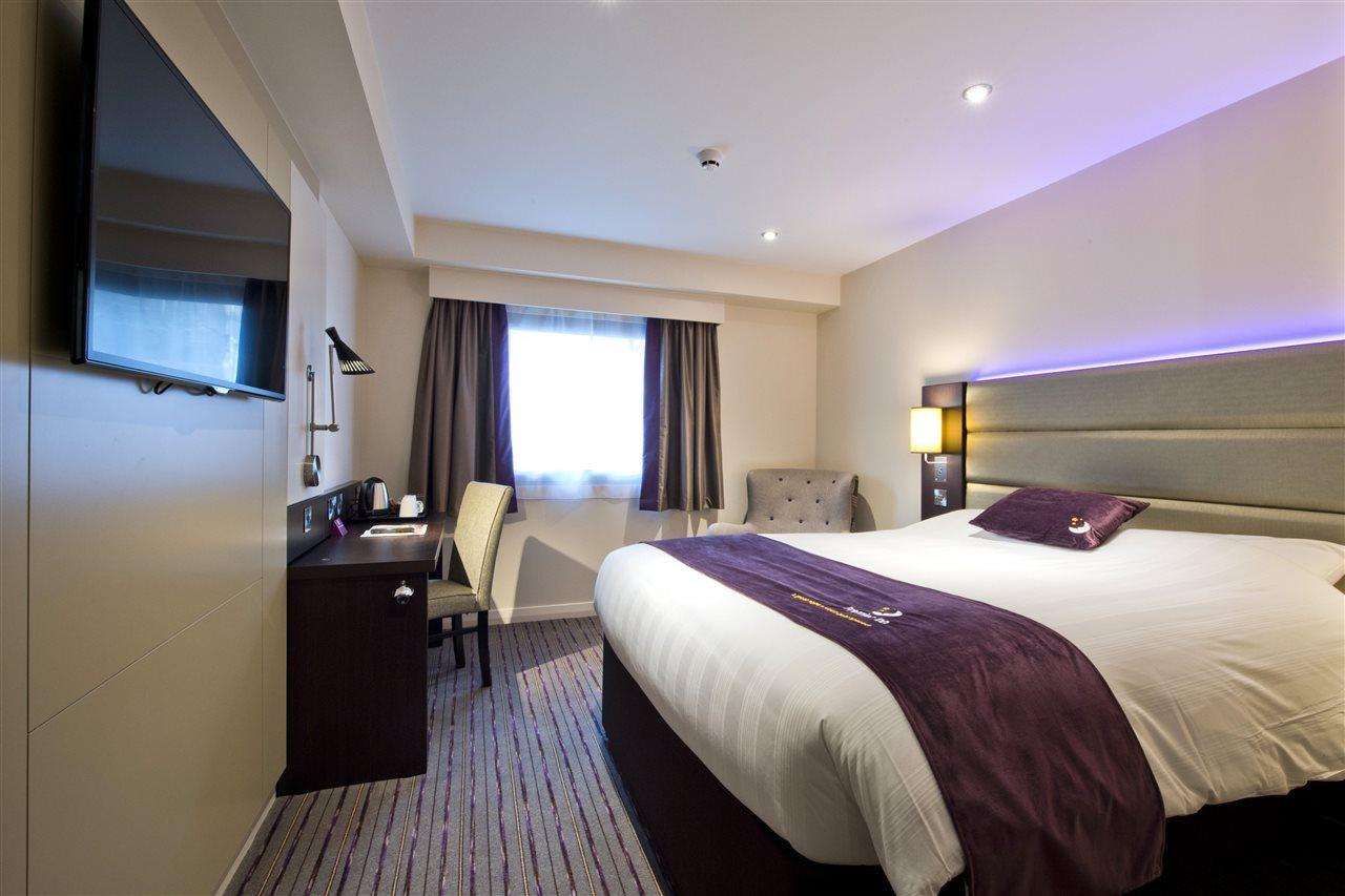 Premier Inn London Chiswick エクステリア 写真