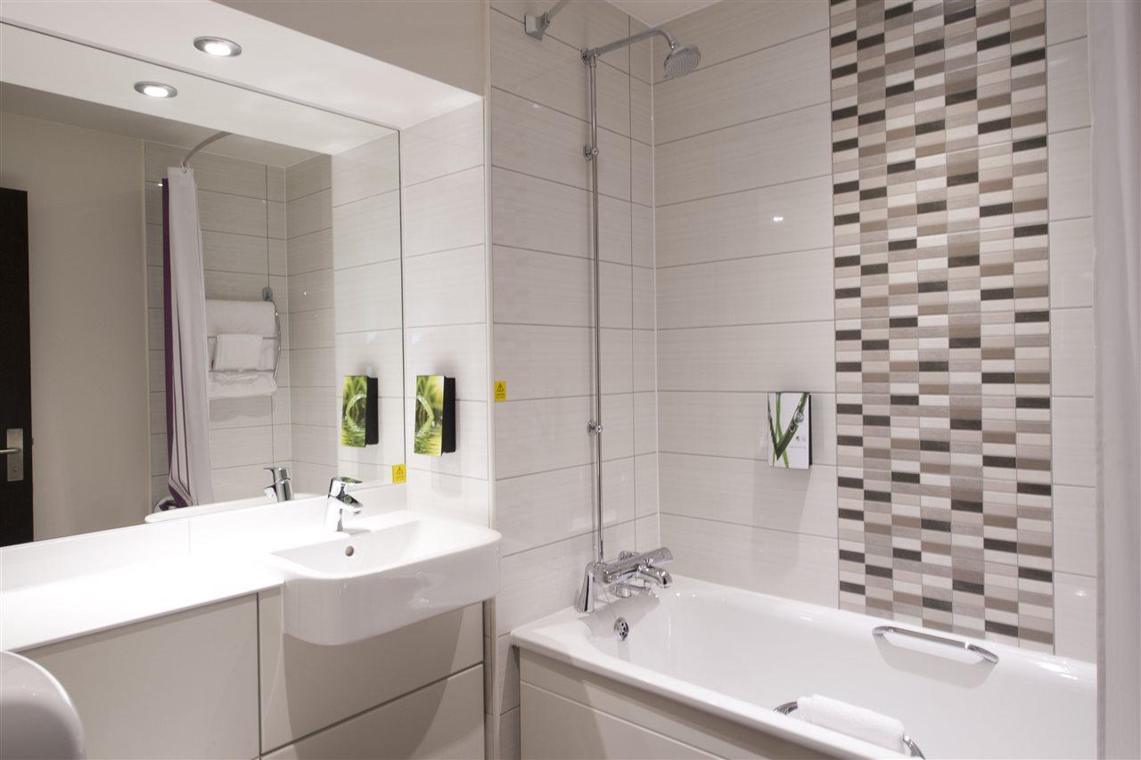Premier Inn London Chiswick エクステリア 写真